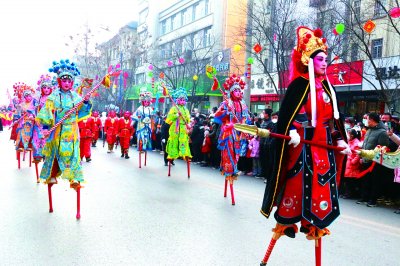     踩高跷表演。梁会平/摄